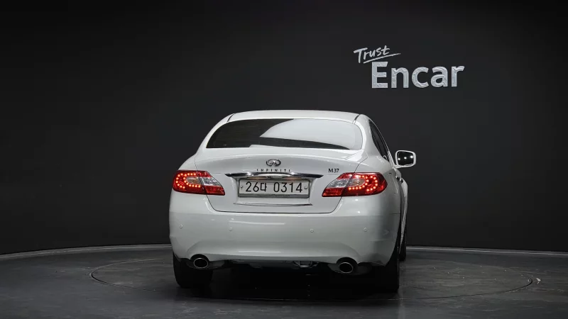 Infiniti M
