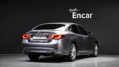 Infiniti Q70