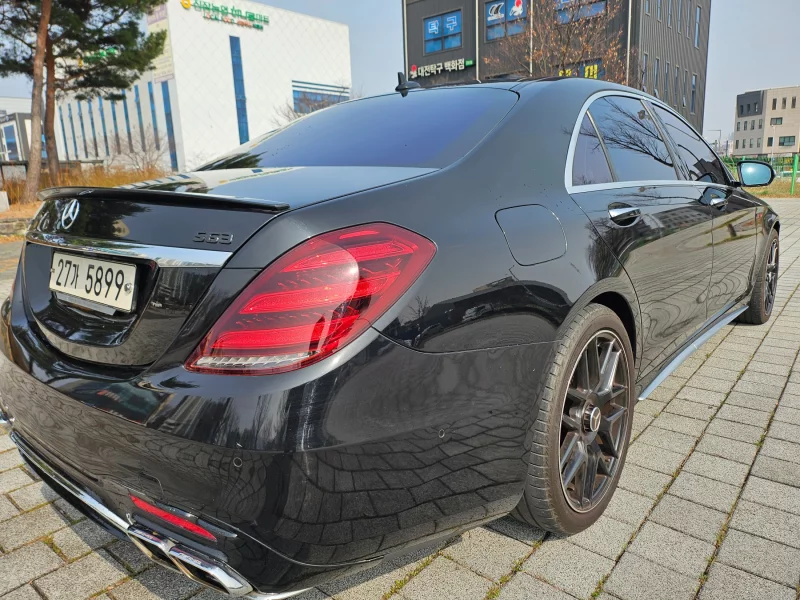 Mercedes-Benz S-Class