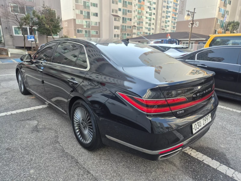 Genesis G90