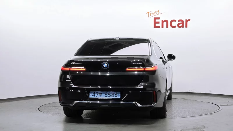 BMW i7