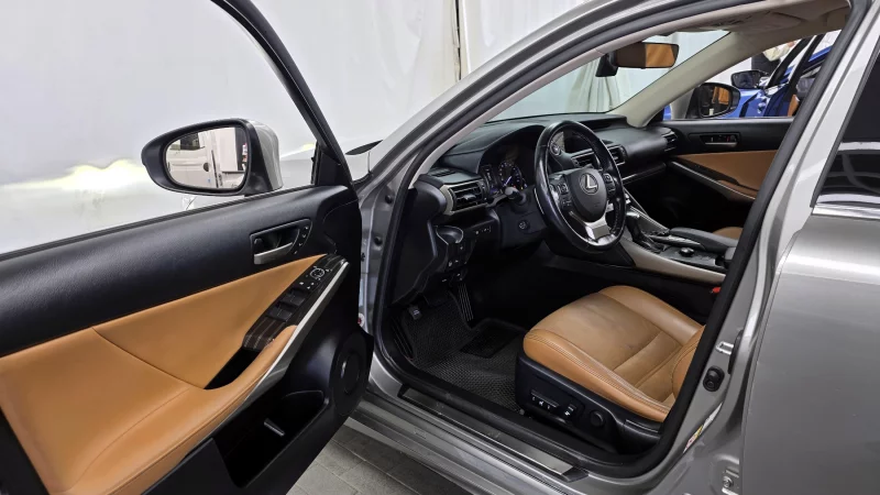 Lexus IS