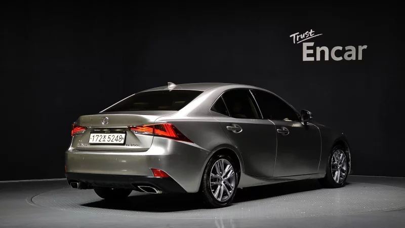 Lexus IS