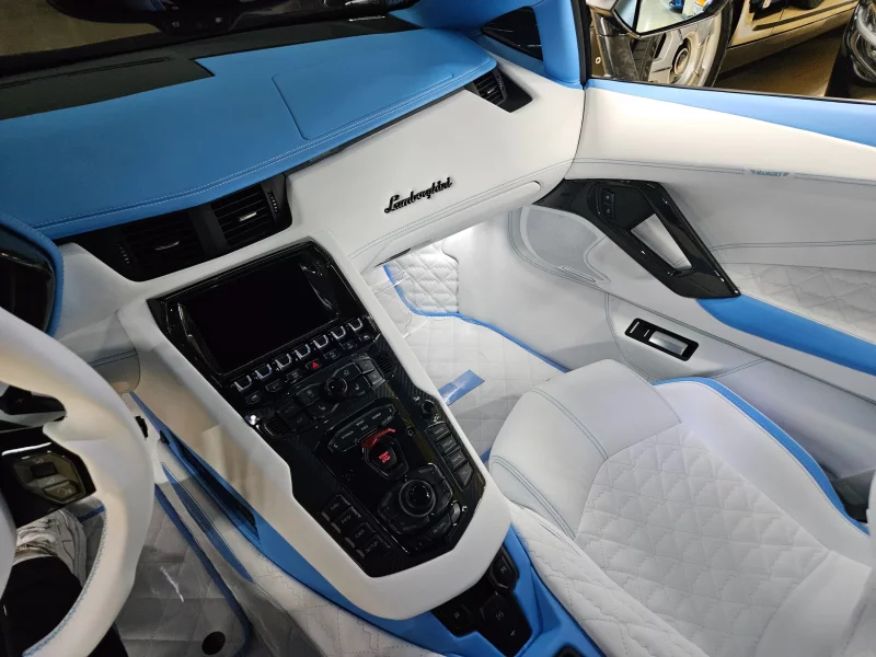 Lamborghini AVENTADOR