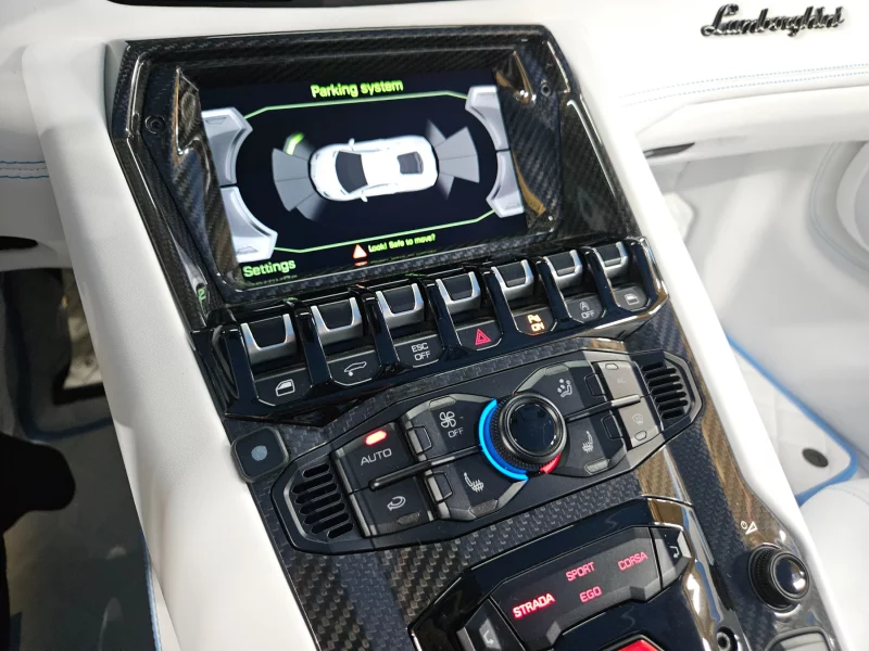 Lamborghini AVENTADOR