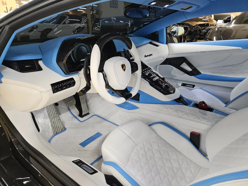 Lamborghini AVENTADOR