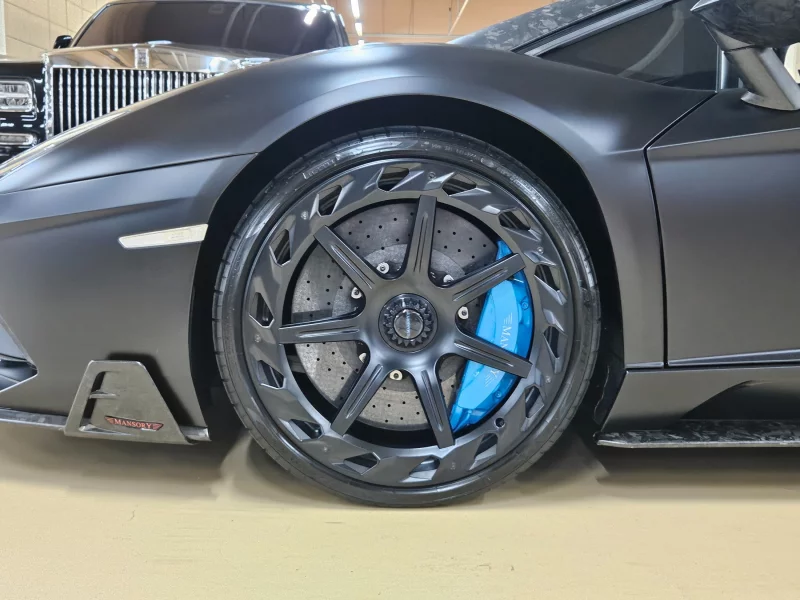 Lamborghini AVENTADOR