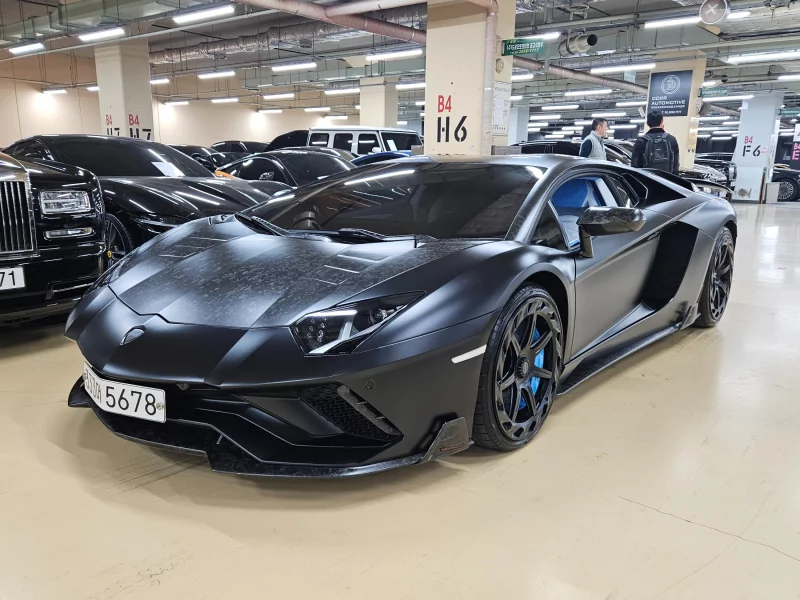 Lamborghini AVENTADOR