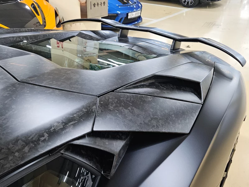 Lamborghini AVENTADOR