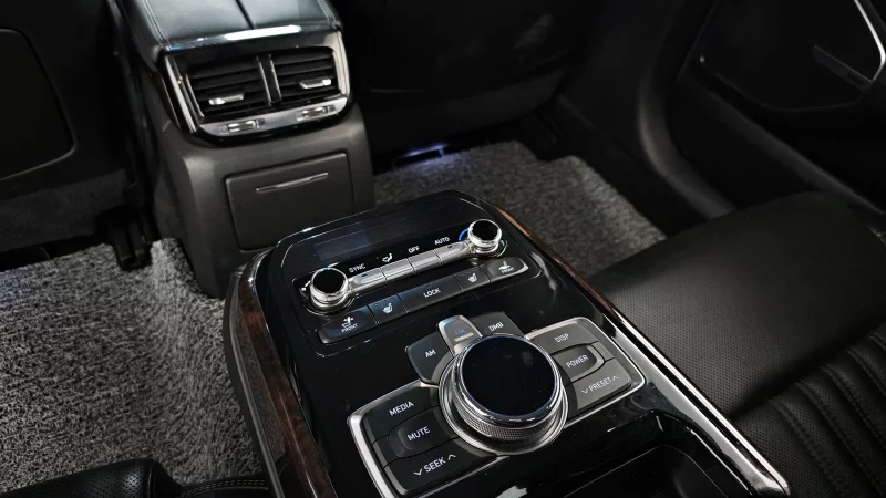 Genesis EQ900