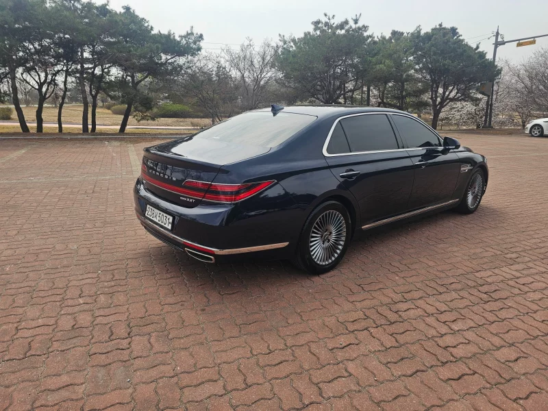 Genesis G90