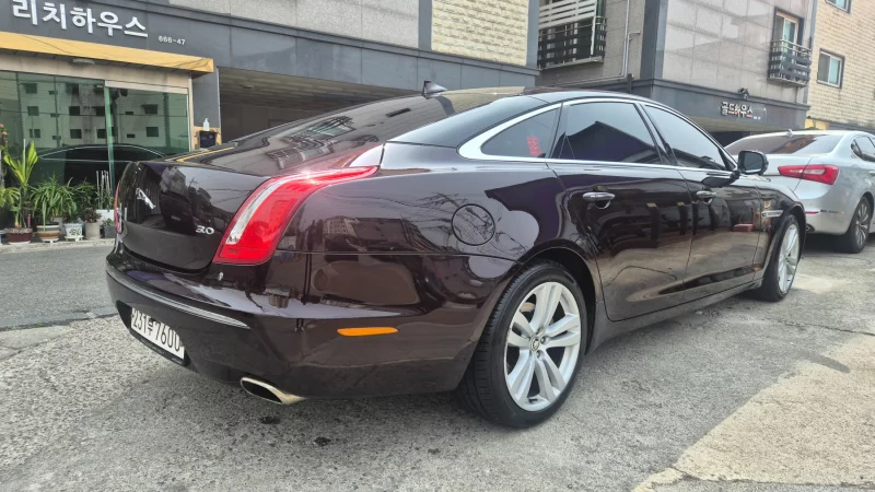 Jaguar XJ