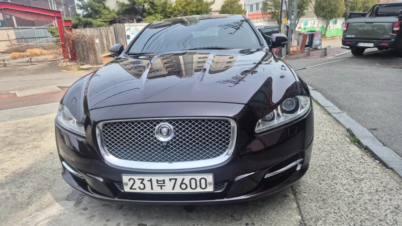 Jaguar XJ