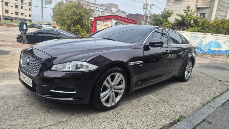 Jaguar XJ
