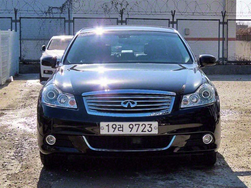 Infiniti M
