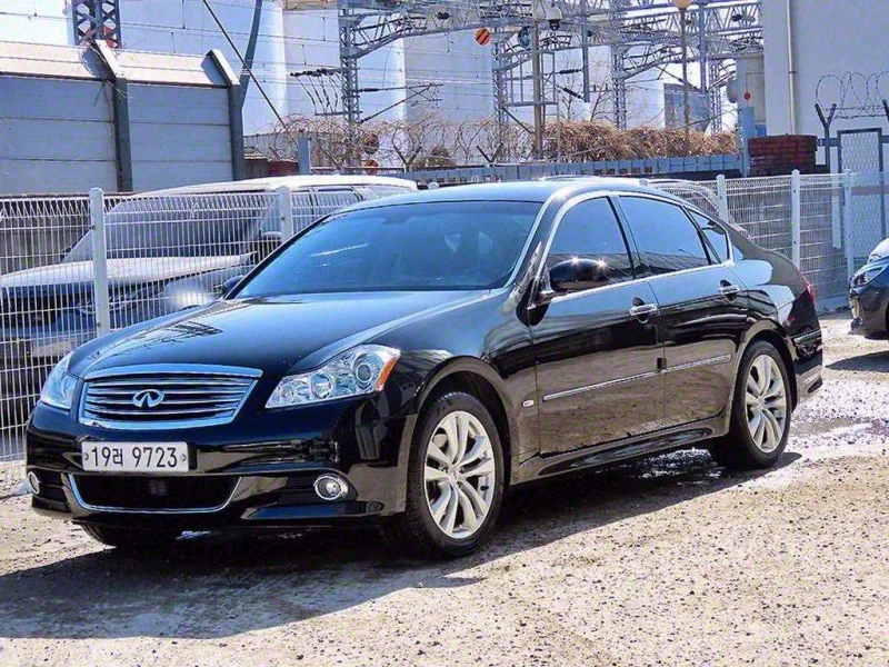 Infiniti M