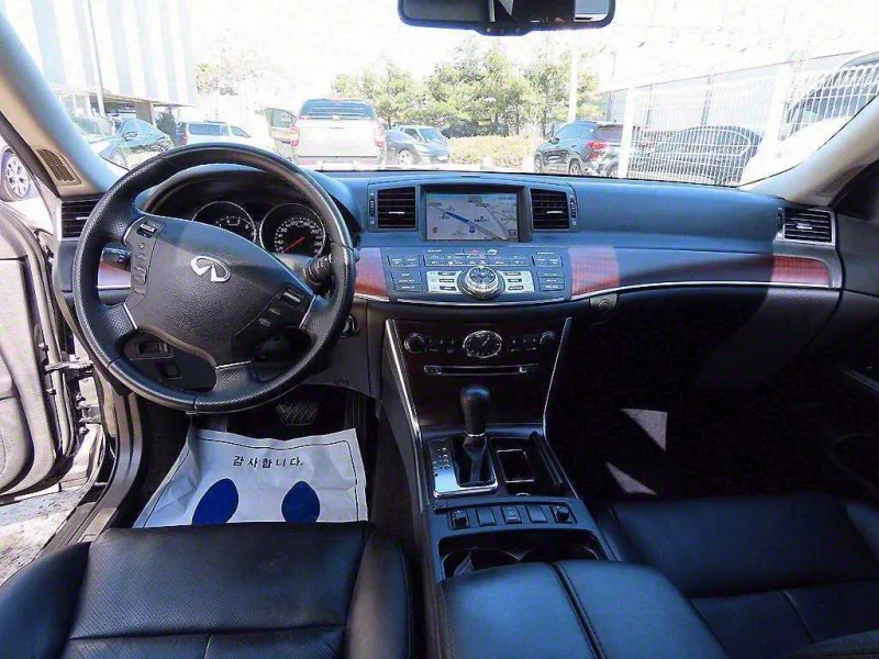 Infiniti M