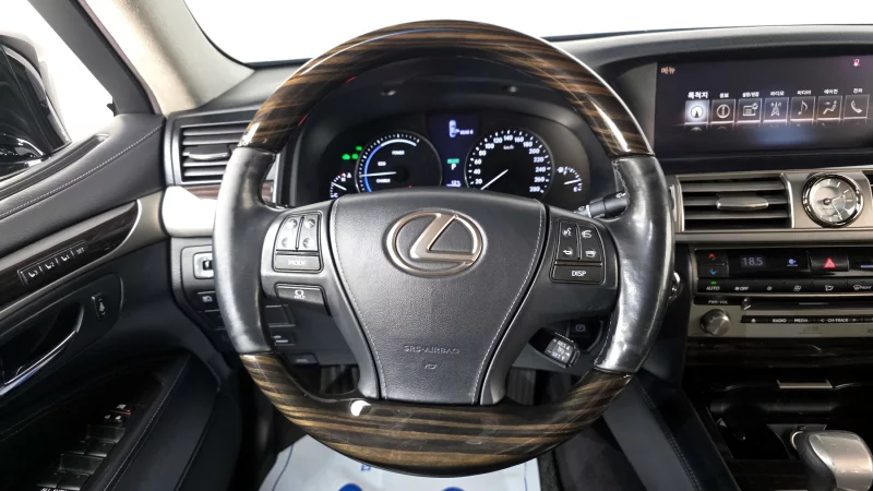 Lexus LS