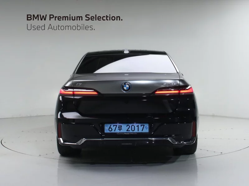 BMW i7