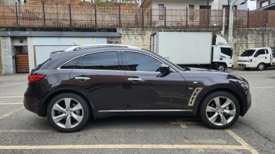 Infiniti QX70