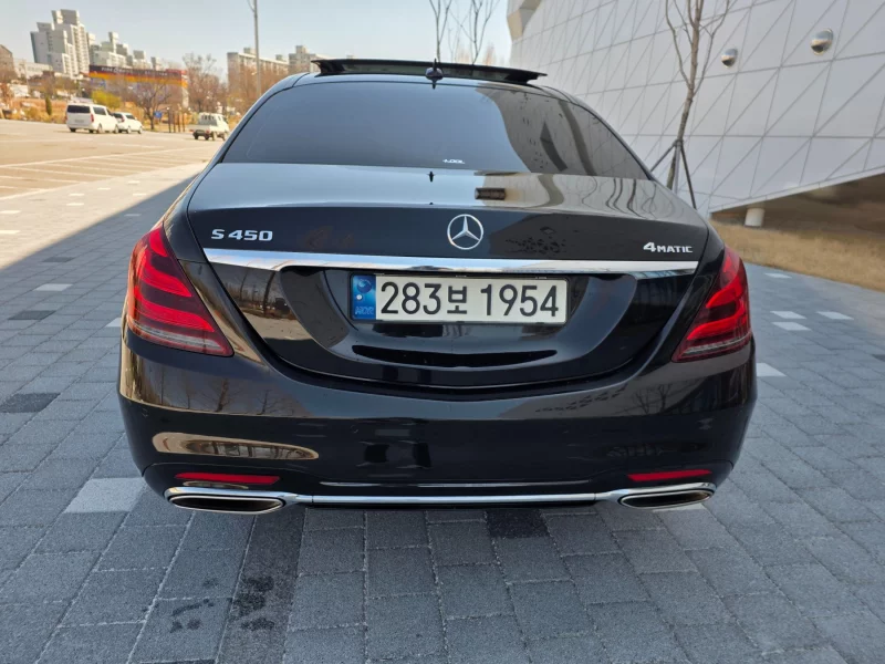 Mercedes-Benz S-Class