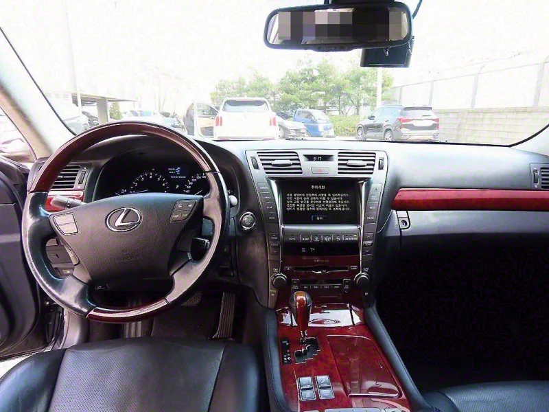 Lexus LS