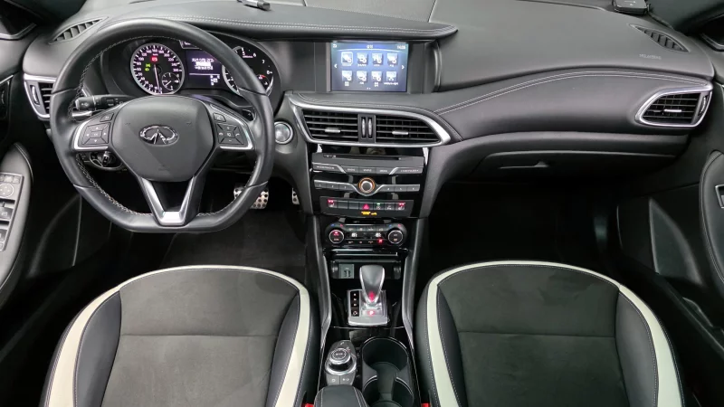 Infiniti Q30