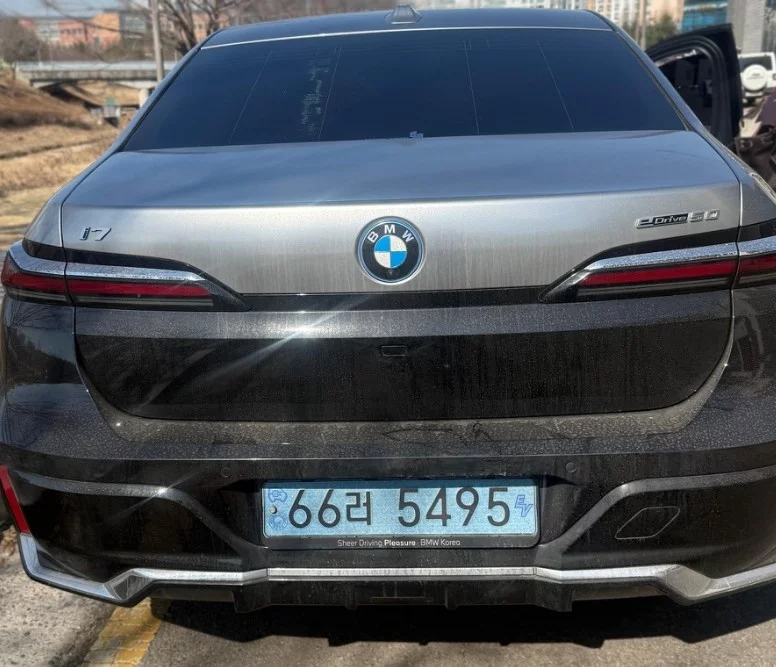 BMW i7