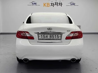 Infiniti M