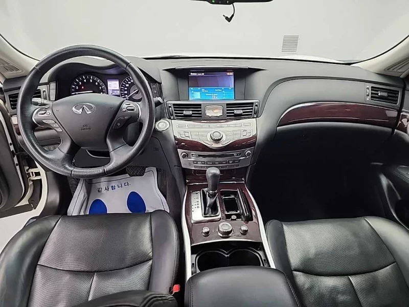 Infiniti M