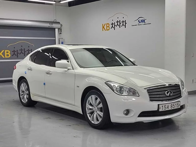 Infiniti M
