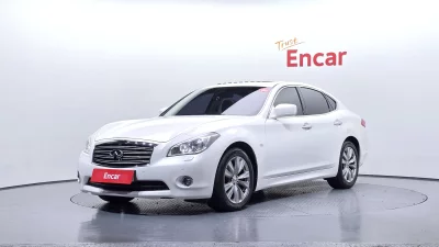 Infiniti M
