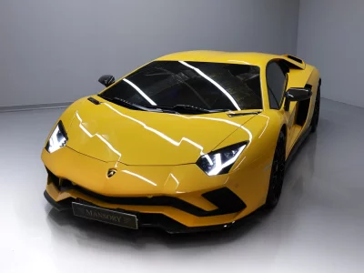 Lamborghini AVENTADOR