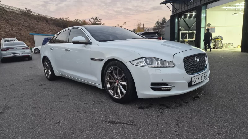 Jaguar XJ