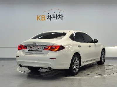 Infiniti Q70