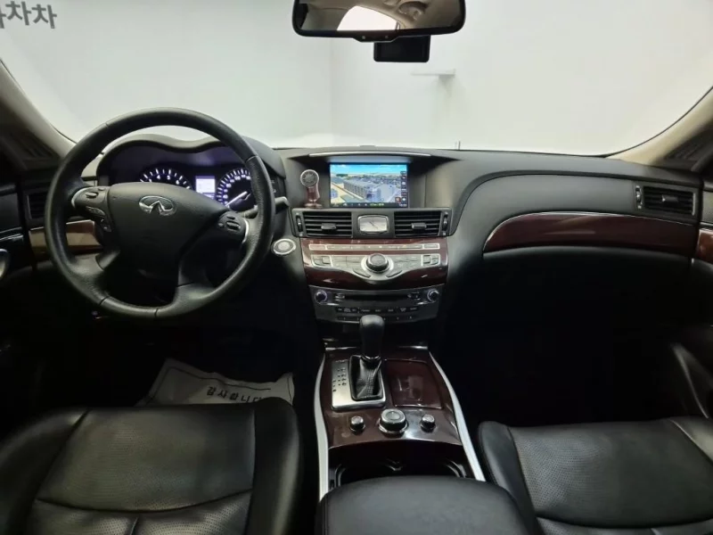 Infiniti Q70