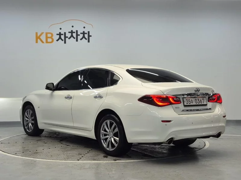 Infiniti Q70