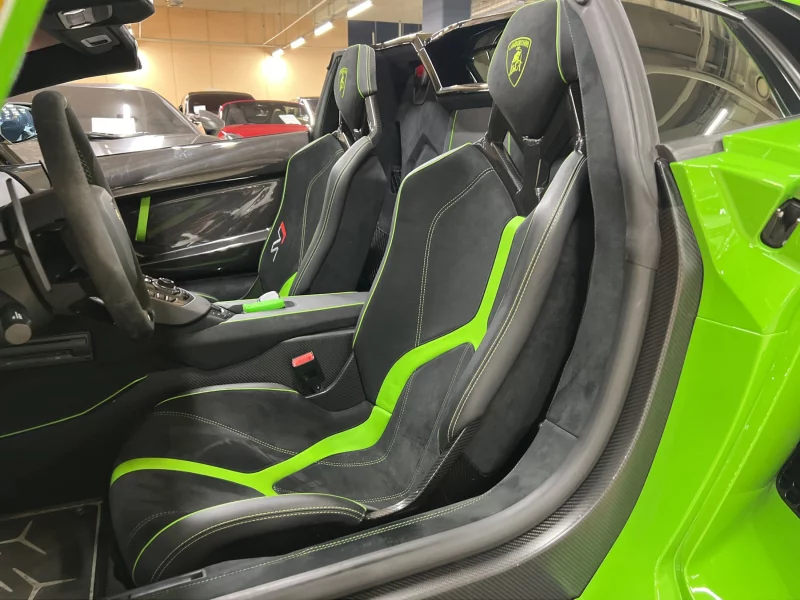 Lamborghini AVENTADOR