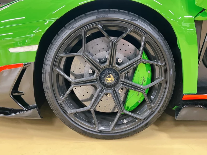 Lamborghini AVENTADOR