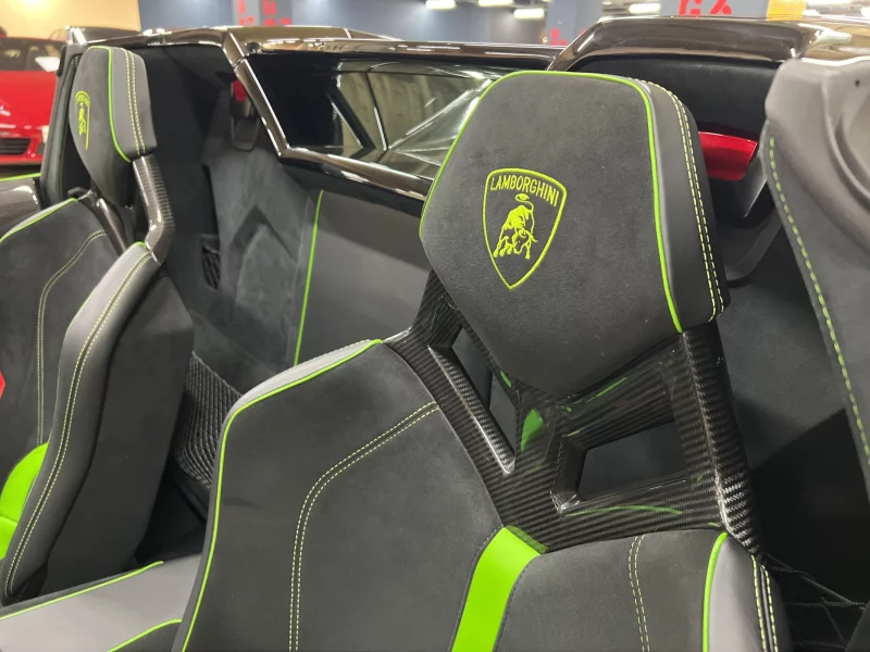 Lamborghini AVENTADOR