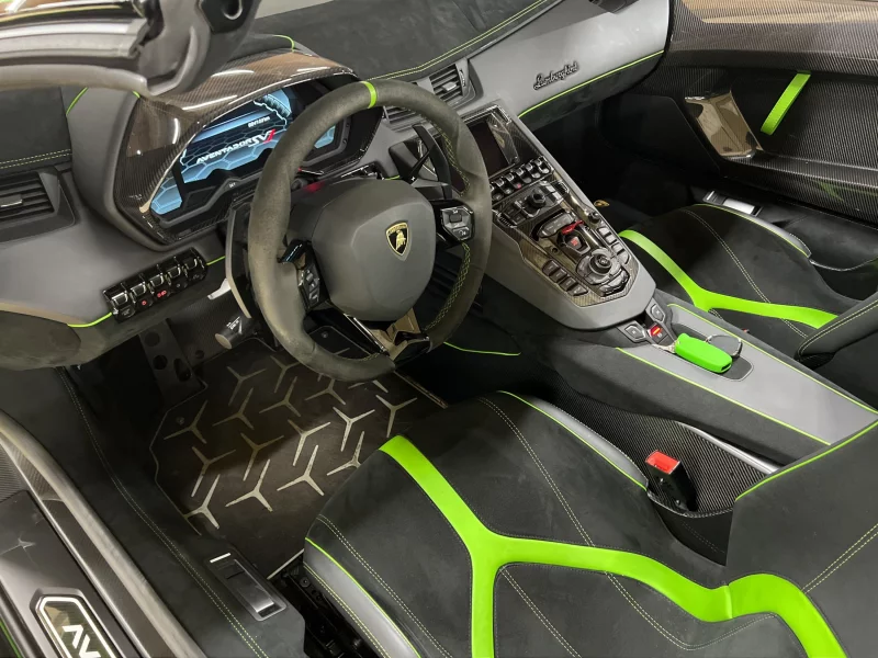 Lamborghini AVENTADOR