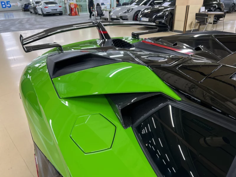 Lamborghini AVENTADOR