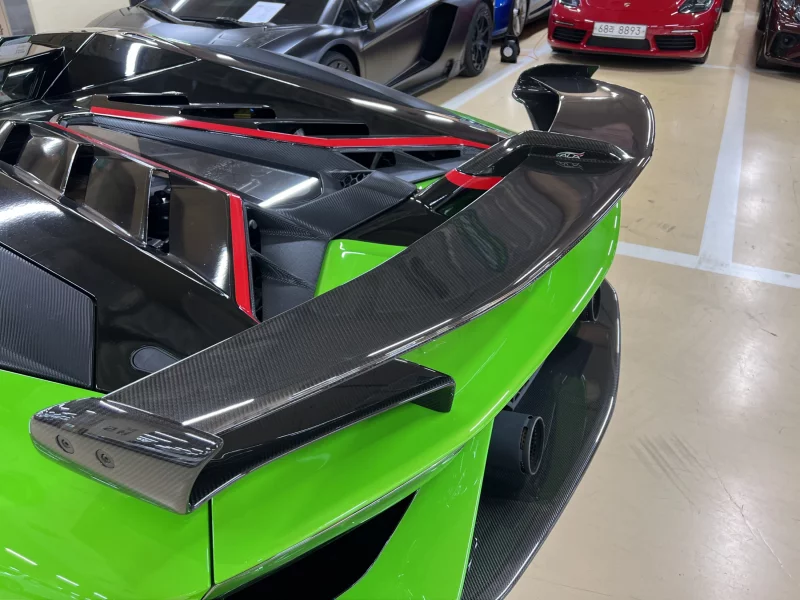 Lamborghini AVENTADOR