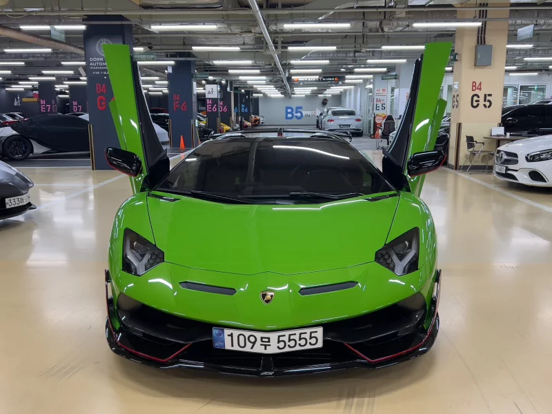 Lamborghini AVENTADOR