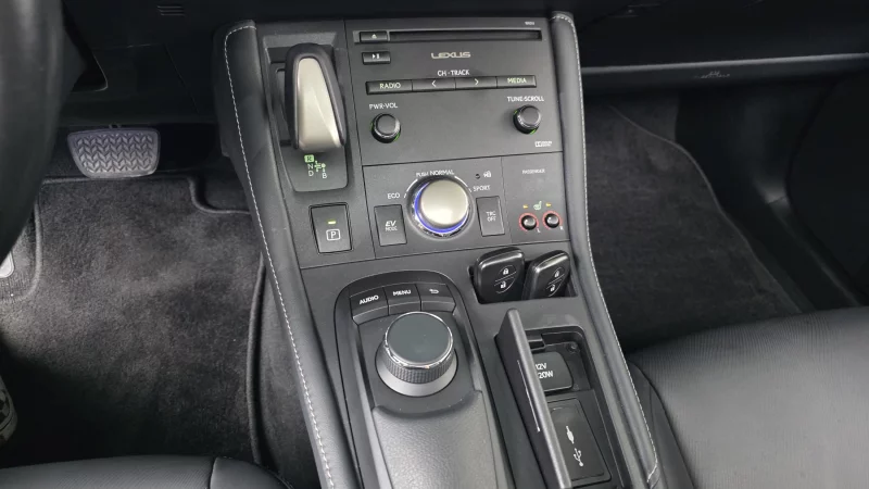 Lexus CT200h