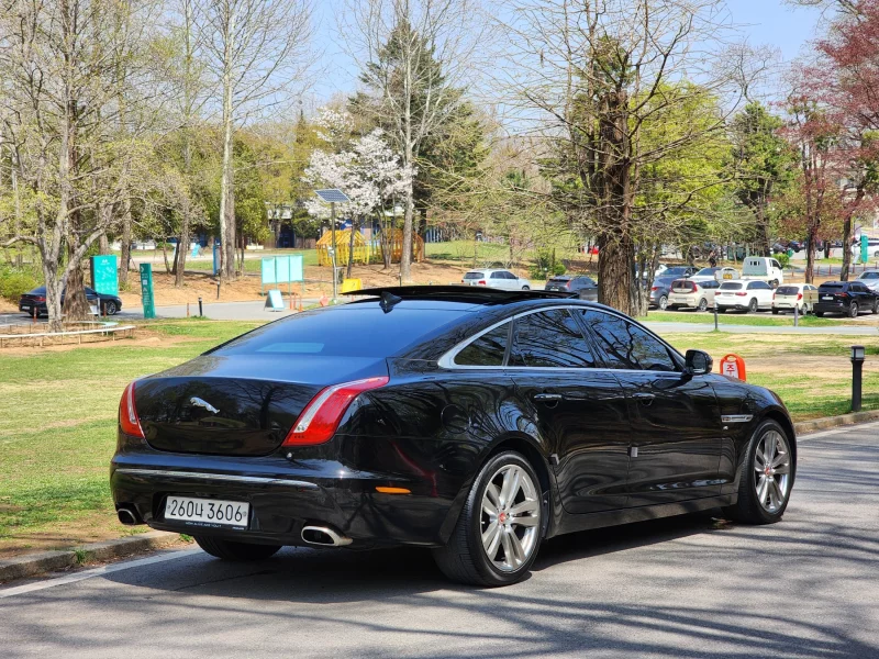 Jaguar XJ