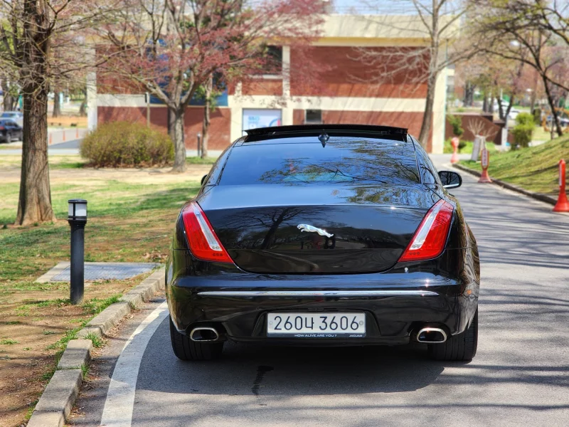 Jaguar XJ