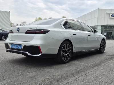 BMW i7