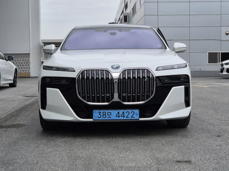 BMW i7