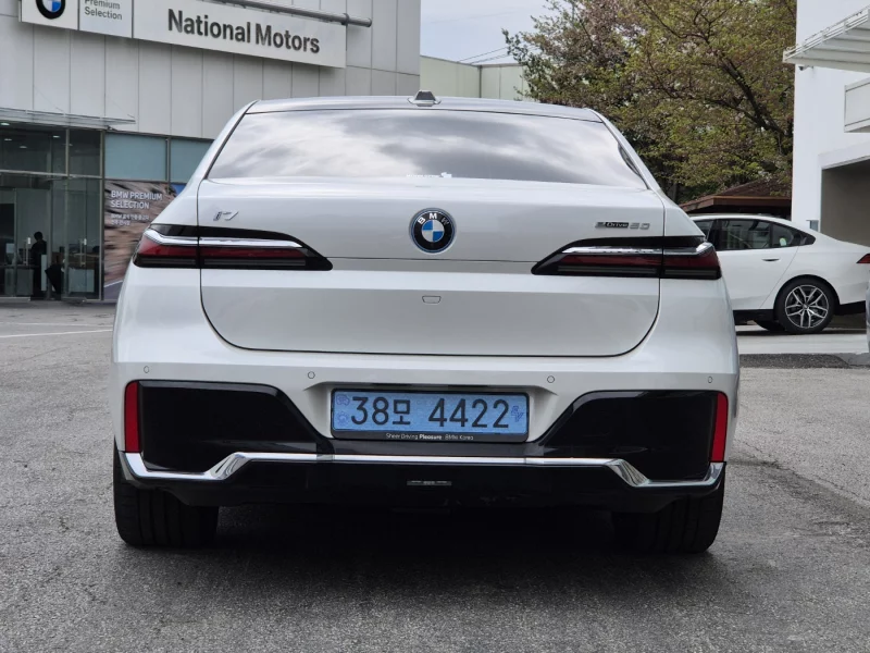 BMW i7